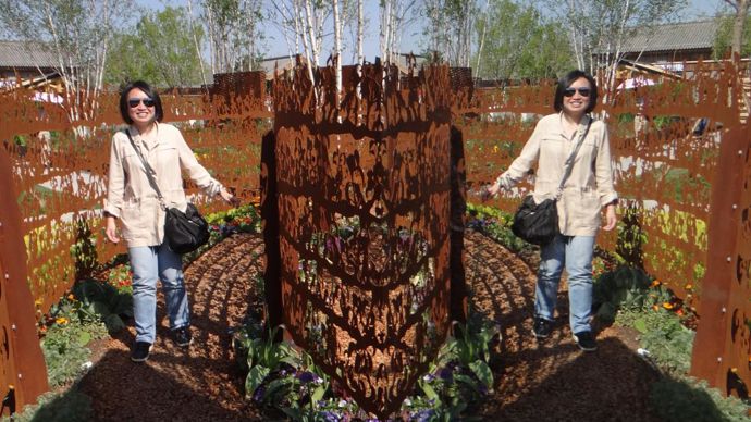 Première théâtralité, l’accueil en miroirs ! Le visiteur se voit, se regarde, s’interpelle sur ce qu’il voit, sait ou croit savoir. L’idée : s’interroger sur notre rapport à la Nature. Les jeux de réflexions perturbent la lecture simple de l’environnement proposé. © C. Julhiet-Détroyat/C. Pasquer